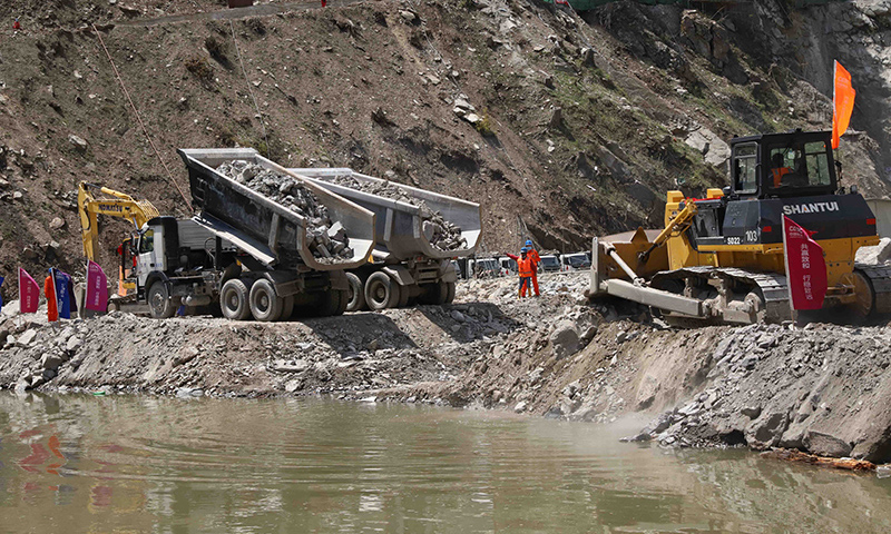 圖為4月30日，工人在巴基斯坦曼塞赫拉的蘇吉吉納里水電站施工現場進行大壩二期截流作業。（新華社記者 鄧凱尹 攝）