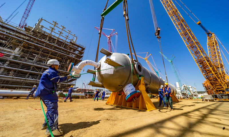 近日，無論在海上還是陸地，一線海油人用默默堅守詮釋新時代海油精神，譜寫新時代勞動者之歌。在海油工程建造事業部青島場地加拿大LNG（液化天然氣）核心工藝模塊建造現場，長22米重102噸的罐體完成吊裝，為項目后續總裝作業創造了良好條件。據了解，該罐體總裝散件數量眾多，施工難度高。項目組經過模型反復核查驗算，最終使罐體精準貫穿復雜的層間結構，保證模塊總裝工作順利進行。
