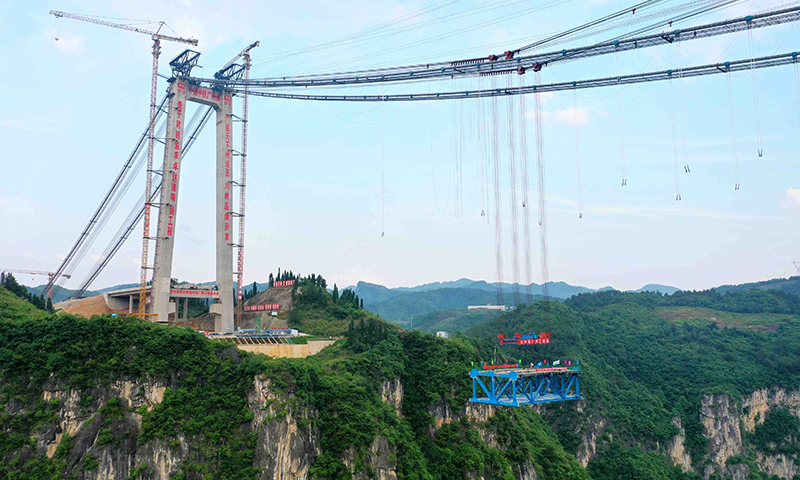 圖為5月9日，首片鋼桁梁正在吊裝中。（新華社記者 劉續 攝）