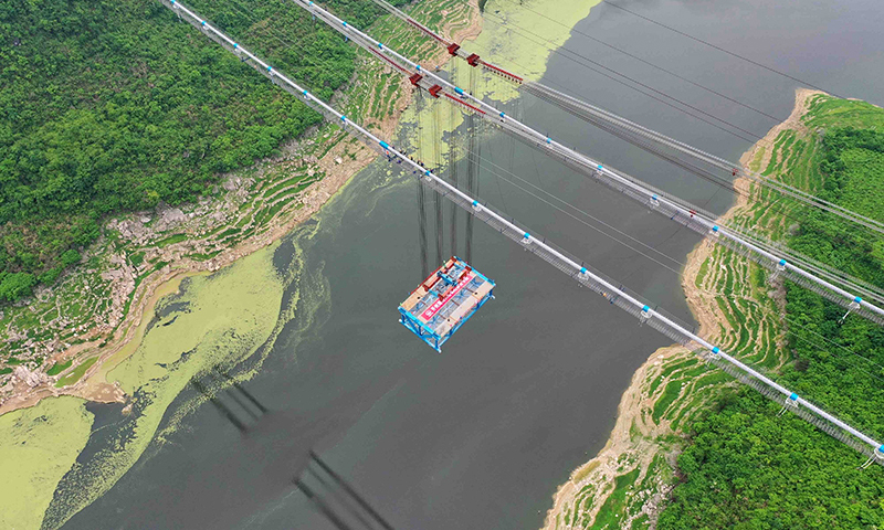 圖為5月9日，首片鋼桁梁正在吊裝中。（新華社記者 劉續 攝）