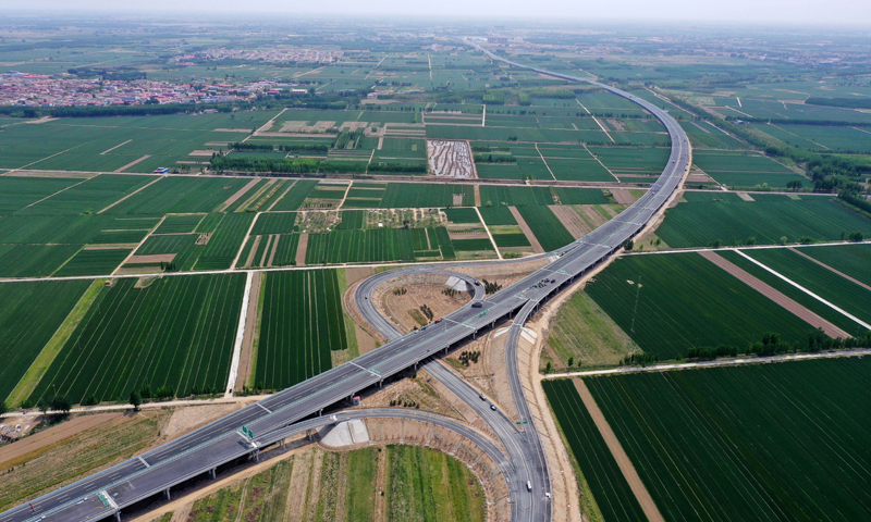 目前，由中建路橋集團參與承建的京德（北京大興國際機場至山東德州）高速（一期工程）進入交工通車倒計時沖刺階段，5月底將實現全線通車。圖為5月10日拍攝的京德高速（一期工程）河北廊坊段。（新華社記者 朱旭東 攝）