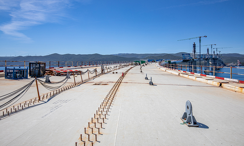 圖為5月10日在克羅地亞南部的科馬爾納村附近拍攝的大橋施工現場。新華社發（耶拉維奇 攝）