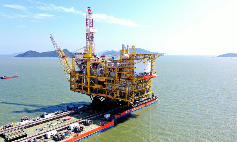 中國海油一線建設者常年奮戰在海上平臺，他們不畏艱難，在保證安全和質量的前提下加快推進重大項目建設。近日，中國海油所屬有限深圳順利完成陸豐14-4平臺組塊拖拉裝船工作。陸豐14-4組塊浮托重量近15000噸，將與此前下水的導管架組合安裝成陸豐14-4平臺。陸豐油田群區域開發項目是有限深圳落實增儲上產“七年行動計劃”的重點項目。