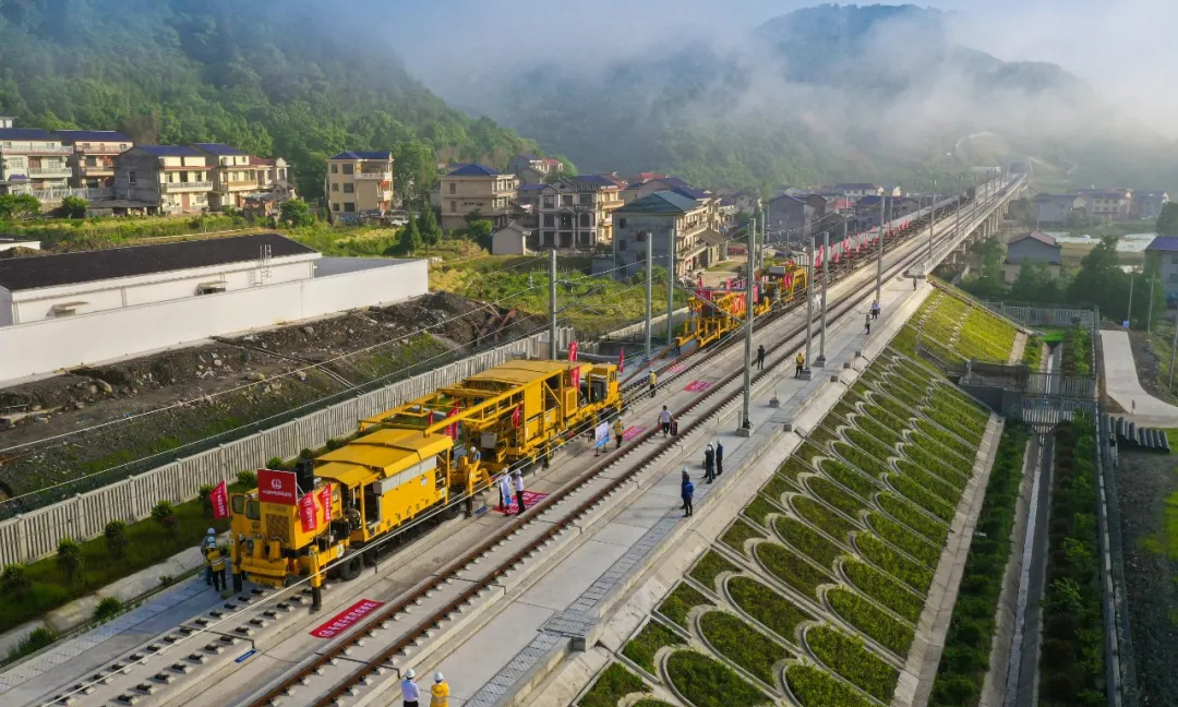 近日，在張吉懷鐵路施工現場，由中國中鐵四局主持研發的WPZ-500型無砟軌道智能鋪軌機組，順利將一對500米長鋼軌鋪設到位，標志著國內首套無砟軌道智能鋪軌機組成功投用。