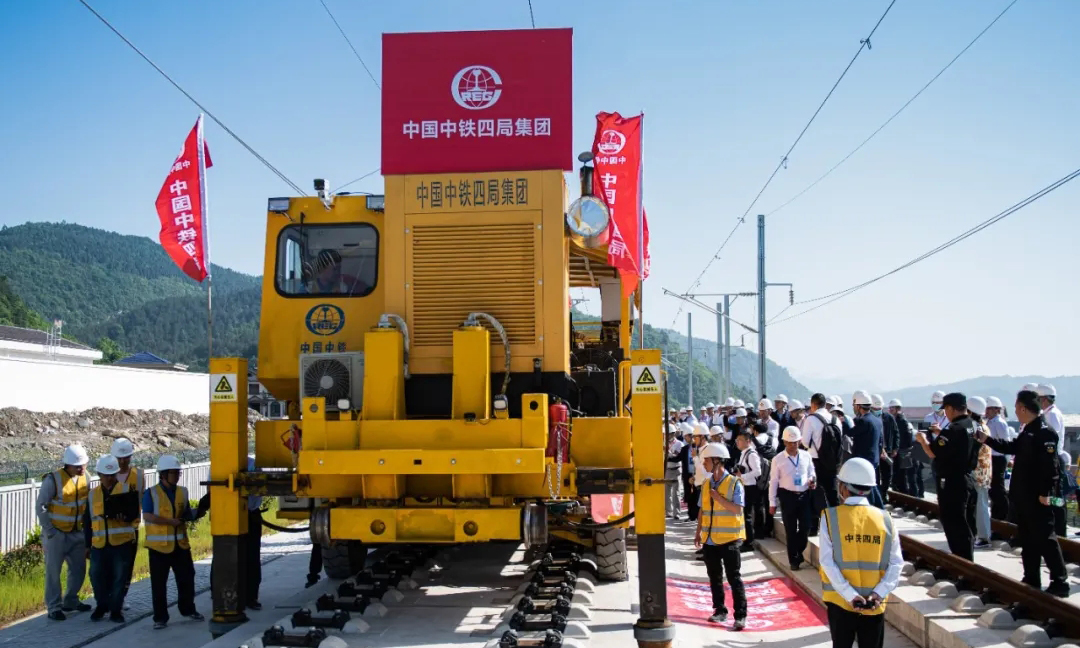 “WPZ-500型無砟軌道智能鋪軌機組集輪胎、輪軌和履帶走行于一體，由長鋼軌智能分揀車、長鋼軌智能推送車、長鋼軌智能滾筒回收車和長鋼軌智能牽引車等四個設備組成，充分利用了智能機器人、物聯網、大數據、激光掃描精確定位、AGV自動循跡等前沿高新技術，能夠完成長鋼軌的精準牽引和推送，滾筒的精確布放及自動回收、堆碼、倒運等系列工序。”中國中鐵四局八分公司相關負責人介紹。