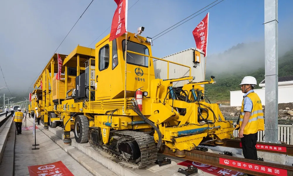 張吉懷高鐵建成通車后，懷化到張家界列車運行時間將由3.5小時縮短至1小時左右，鳳凰古城、吉首等文化旅游勝地也將結束不通高速鐵路的歷史，對推進中西部地區經濟建設及加快沿線老少邊窮地區發展具有重要意義。目前，張吉懷高鐵主體工程已基本完成，預計年內開通運營。