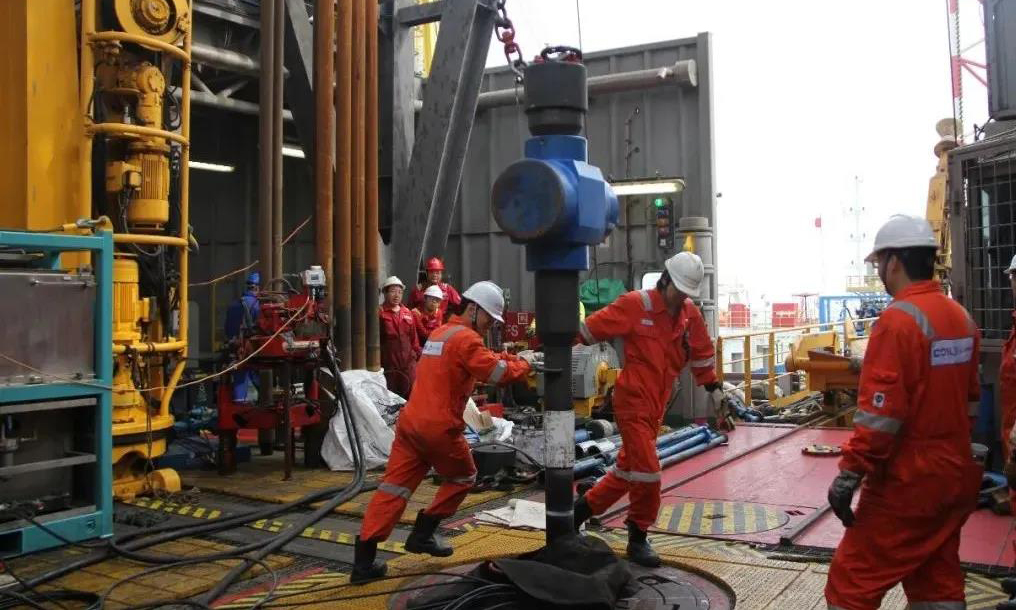 長期以來，水下采油樹系統的設計、制造、測試等業務，僅被國外少數公司掌握，我國每年要在采購該系統上花費高昂費用。因此，我們在此類設備的引進和使用上亟須掌握自主權和主動權。為此，中國海油研發團隊持續攻關，克服了多項行業技術瓶頸，完成了1300余個零部件的設計、試制、組裝和測試，最終形成了具有我國自主知識產權的水下采油樹系統，打破了國外石油公司的長期壟斷。