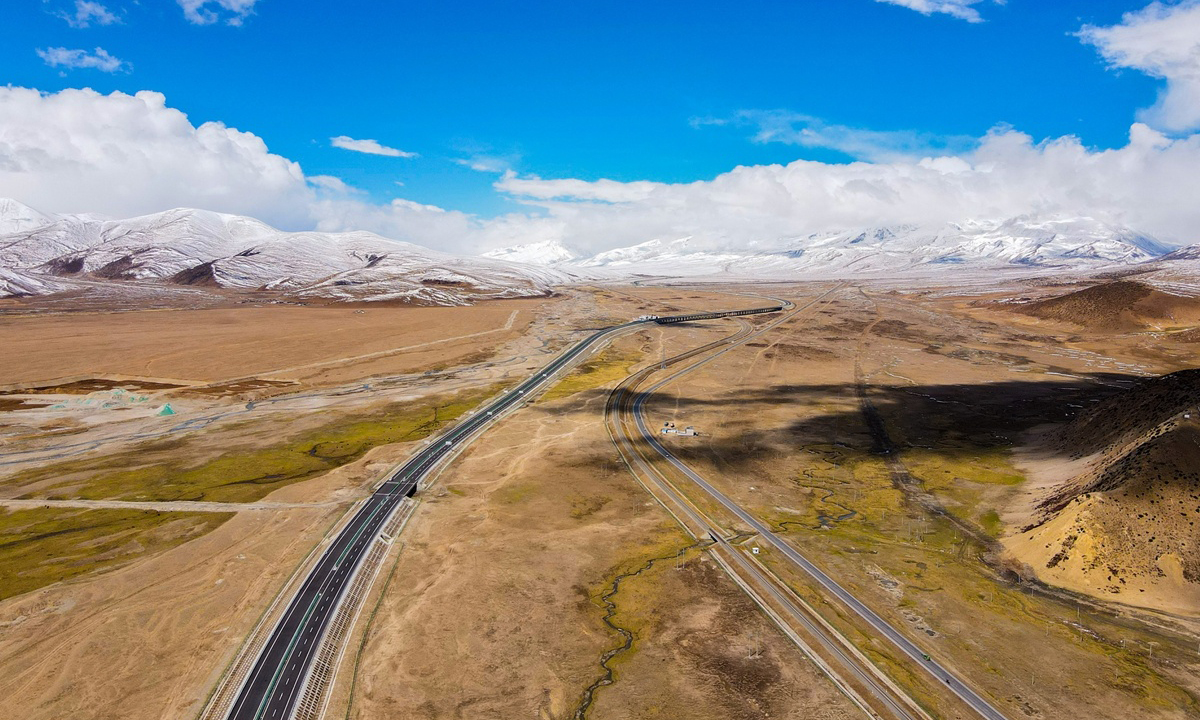 5月15日，中國中鐵承建的京藏公路那曲至羊八井段第三標段突降暴雪，到處一片銀裝素裹的景色。積雪還未融化，施工現場又見建設者忙碌的身影。圖為施工現場。