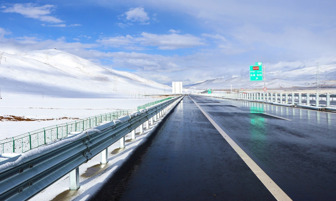 京藏公路那曲至羊八井段是國家高速公路網的重要組成部分，也是西藏自治區重大民生工程之一。圖為施工現場。