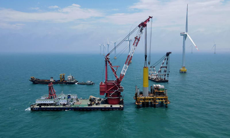 圖為5月21日，中交一航局海上施工人員在進行海上風電大直徑嵌巖單樁施工作業。（新華社記者 魏培全 攝）
