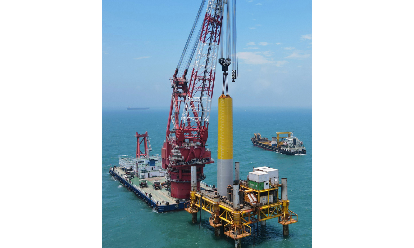 圖為5月21日，中交一航局海上施工人員在進行海上風電大直徑嵌巖單樁施工作業。（新華社記者 魏培全 攝）