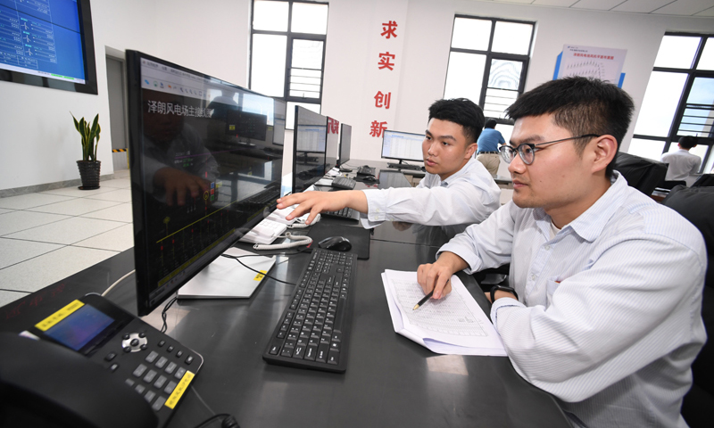 5月29日，“華電睿風”首臺6.2兆瓦主控系統國產化風機在華電福清海壇海峽海上風電項目成功投運，這是國產風電主控系統在海上風電機組的首次應用，標志著我國海上風電機組實現了主控系統的自主可控。圖為5月28日，在華電福清海壇海峽海上風電項目中控室，技術人員對首臺海上風電主控系統國產化機組進行聯網調試。（新華社記者 姜克紅 攝）