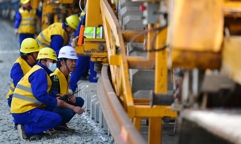 圖為5月30日，中鐵十一局建設者在中蘭客專甘肅段鋪軌施工現場作業。（新華社記者 陳斌 攝）