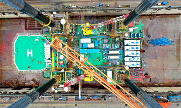 5月25日凌晨， 中國海油所屬“渤海7號”鉆井平臺緩緩駛出船塢靠泊碼頭。夏至未至，吊機輪轉聲、車輪碾壓聲、人潮呼喊聲交織在一起，讓山東威海船廠的熱度遠超盛夏——由一艘服役了近40年的鉆井平臺改造升級而來的EPS“海上工廠”，正在這里緊張地建造。圖為拆除完鉆臺、井架后的“渤海7號”甲板上整整齊齊地擺放著EPS設備。