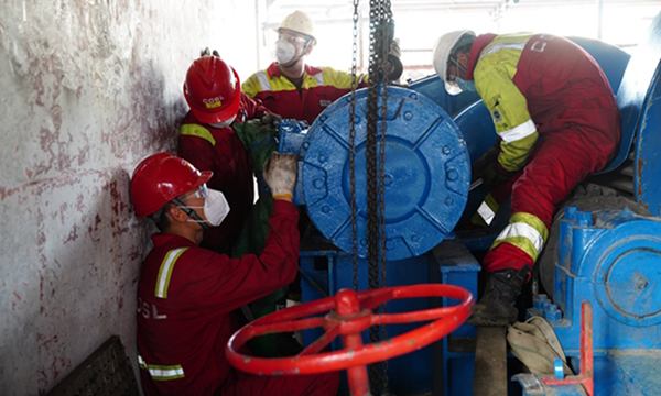 圖為現場作業人員安裝EPS設備。