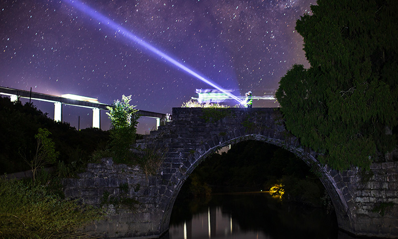 在銀坡河特大橋的不遠處有一座建于清光緒八時光荏苒，一個多世紀后的今天，時速350公里的高鐵和青石板的古橋在此處相遇，現代與古老交相輝映……年（1882年）的古橋——蒙家橋。該古橋單拱青石質，長約30米，寬約5米。據橋畔石碑記載，此橋為清光緒八年邑人蒙玉所建，是舊時獨山縣通往荔波、三都縣的重要橋梁。圖為6月6日拍攝的星空下的銀坡河特大橋和蒙家橋。（新華社記者 劉續 攝）