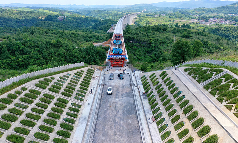 圖為6月7日，銀坡河特大橋最后一片箱梁正在架設中。（新華社記者 劉續 攝）