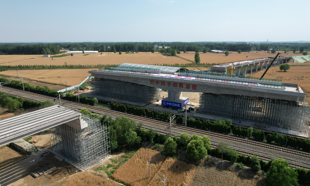 轉體前的橋梁邊緣距離鐵路營業線距離僅有11.66米。轉體就位后，梁底距離接觸網承力索1.12米。圖為項目現場。