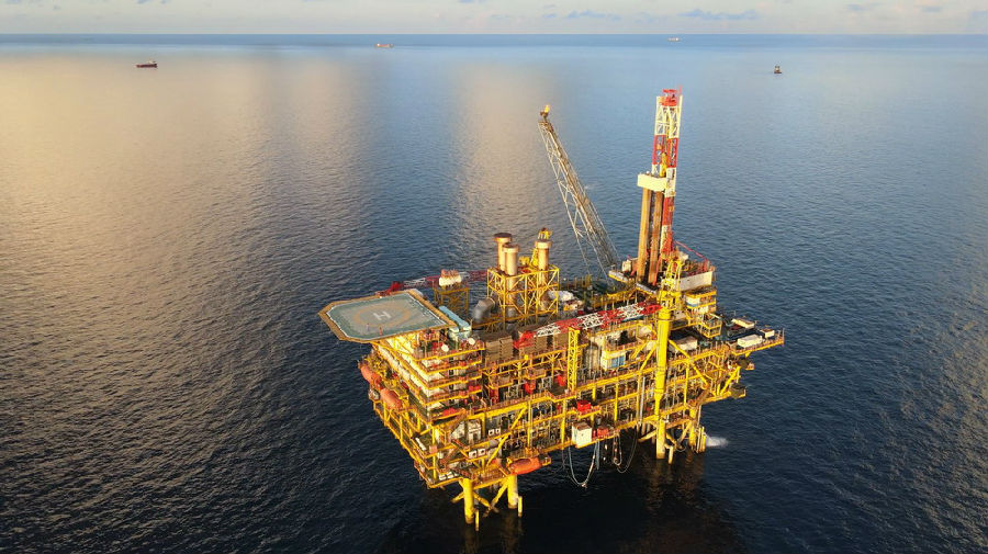 我國首個海上智能氣田群——東方氣田群6月以來全面建成，標志著海上油氣生產運營邁入智能化、數字化時代。當日并網投用的智能化生產操控中心集物聯網、大數據、人工智能為一體，對油氣田開發生產全過程進行實時監測、預警診斷、遠程操控、集成共享、協同運營和輔助決策，可以推動海上油氣田業務重構、管理流程優化、管理效率提升以及管理機制變革。圖為東方13-2氣田中心平臺。