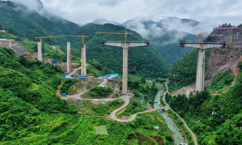 圖為6月11日拍攝的位于貴州省貴定縣的桐子園雙線特大橋施工現場。（新華社記者 劉續 攝）
