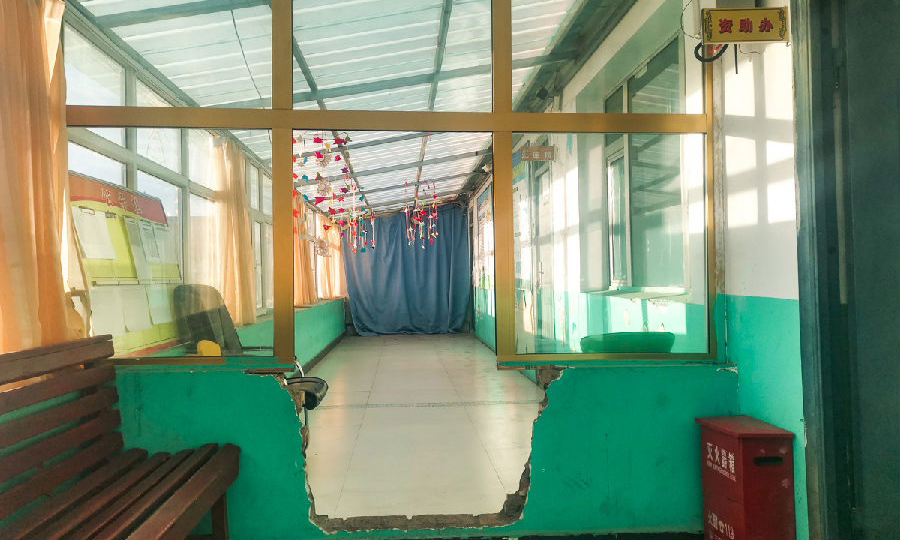 圖為貢公麻村幼兒園援建前的樓道舊貌。
