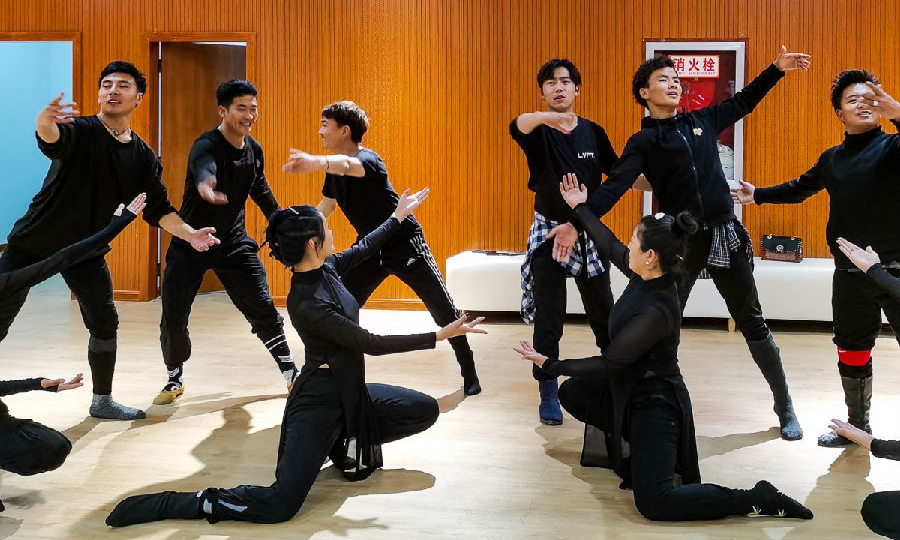 剛察縣青年群眾在全民健康中心舞蹈館進行舞蹈排練。隨著全民健康中心的建立，國家能源集團助力剛察縣文旅轉型