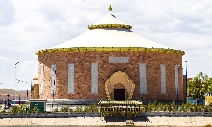 國家能源集團援建的剛察縣藏城演藝中心，建筑面積1256平方米，共設有420個座位。藏城演藝中心自2016年投入運營后，成為青海湖北岸的熱門旅游景點，同時也是全縣人民群眾舉辦春晚、拉伊大賽、紀念頒獎典禮等各類文藝演出、集體活動的主要場所。