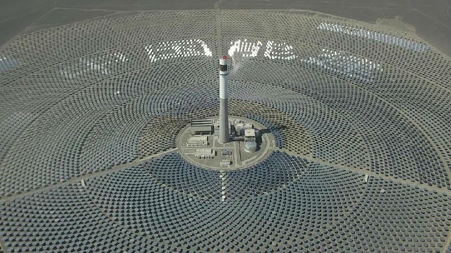 6月18日1時26分，中國能建哈密光熱50兆瓦熔鹽塔式光熱發電項目，實現夜間無光穩定并網發電。在夜晚無光條件下，利用白天太陽能儲熱能實現集熱發電，標志著哈密光熱項目正式開啟“24小時不間斷發電”模式。圖為項目現場。