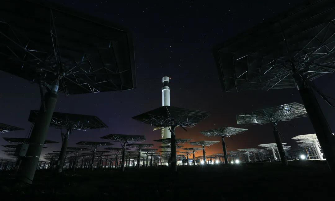 哈密光熱項目是國家示范光熱項目，由中國能建投資公司投資建設，西北院總承包，安徽電建一公司、安徽電建二公司、江蘇電建一公司、天津電建、西北電建承建，中南院監理，科技發展公司調試運行維護。圖為項目夜景。