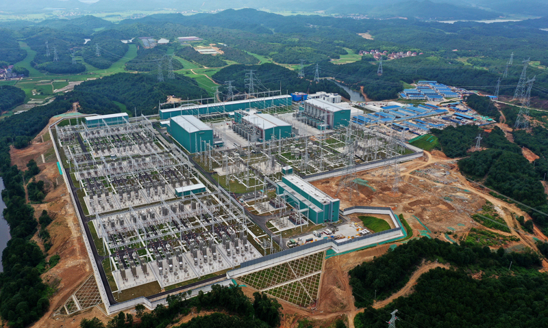 6月21日，四川雅中到江西鄱陽湖±800千伏特高壓直流輸電工程正式投運。該工程是國家電網服務“西電東送”能源戰略的重大項目，途經四川、云南、貴州、湖南、江西5省，全線總長約1696千米，設計年輸送電量360億千瓦時。圖為位于江西省撫州市東鄉區的鄱陽湖換流站。（新華社記者 萬象 攝）