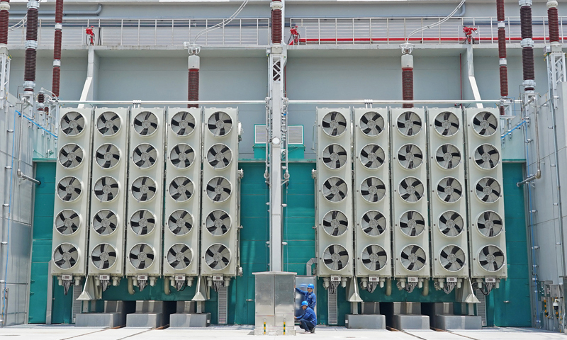 圖為6月18日，在江西鄱陽湖換流站，工作人員檢查換流變壓器狀態。（新華社記者 萬象 攝）