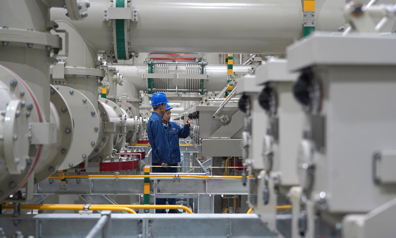 圖為6月18日，工作人員在江西鄱陽湖換流站巡視。（新華社記者 萬象 攝）