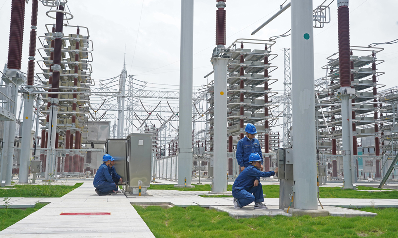 圖為6月18日，工作人員在江西鄱陽湖換流站巡視。（新華社記者 萬象 攝）