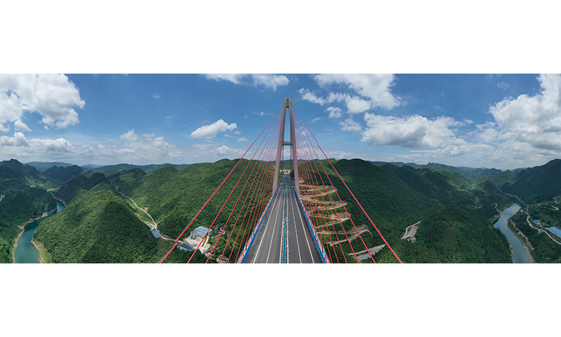 由中鐵廣州局等單位建設的貴州省遵義至余慶高速公路將于近日竣工通車。據了解，遵余高速線路全長為約93公里，通車后從遵義到余慶的時間從原來的3個小時縮短為70分鐘左右。圖為6月26日，已經竣工的遵余高速湘江大橋。（新華社記者 劉續 攝）