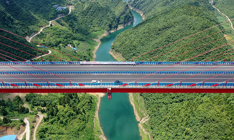 圖為6月26日，工作人員在遵余高速湘江大橋上做通車前的最后準備。（新華社記者 劉續 攝）