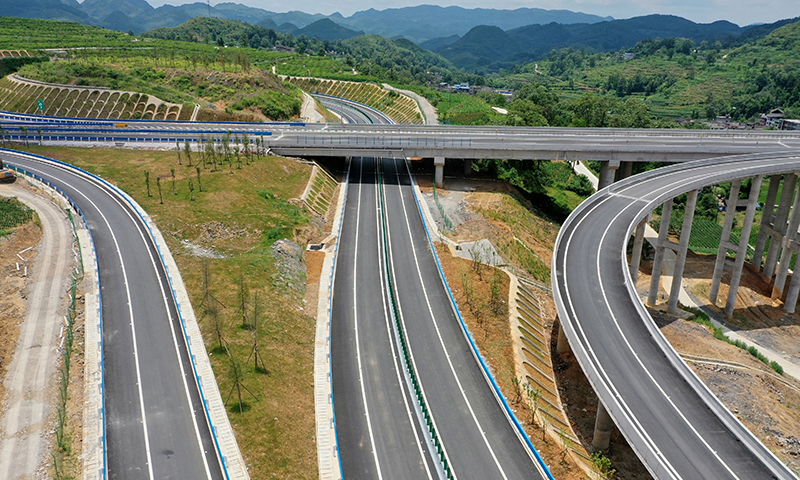 圖為6月26日，已經竣工的遵余高速鐵廠互通。（新華社記者 劉續 攝）