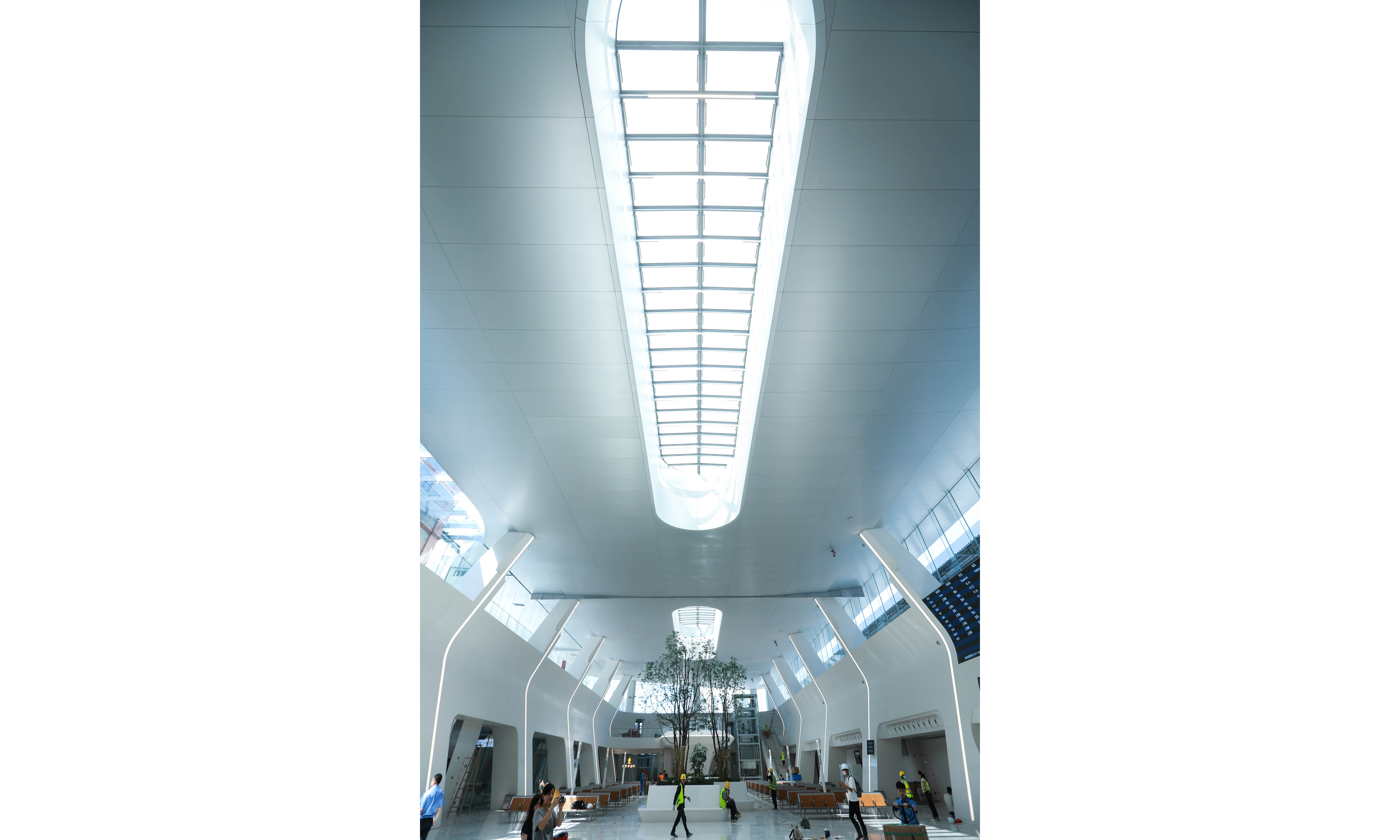 嘉興站屋頂采用復雜的雙曲面造型。玻璃肋幕墻的運用尚屬國內站房首創，從而確保了造型的整體性和視覺效果的通透性。