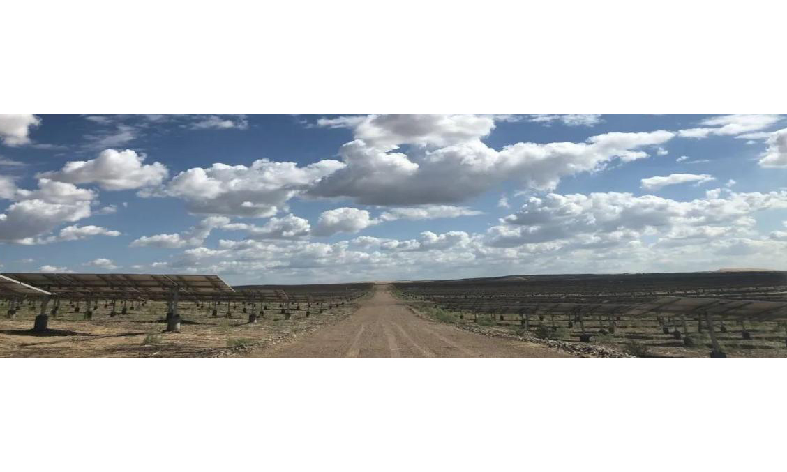 中節能太陽能西中區達拉特光伏電站位于中國第七大沙漠——庫布齊沙漠腹地，總裝機容量100兆瓦。該電站通過“光伏+生態+農林”發展模式，協調推動沙漠清潔能源經濟、沙漠生態治理、沙漠有機農業多產業融合發展，對優化地區能源結構、改善地區環境、實現區域經濟的高質量發展起到積極的推動作用。