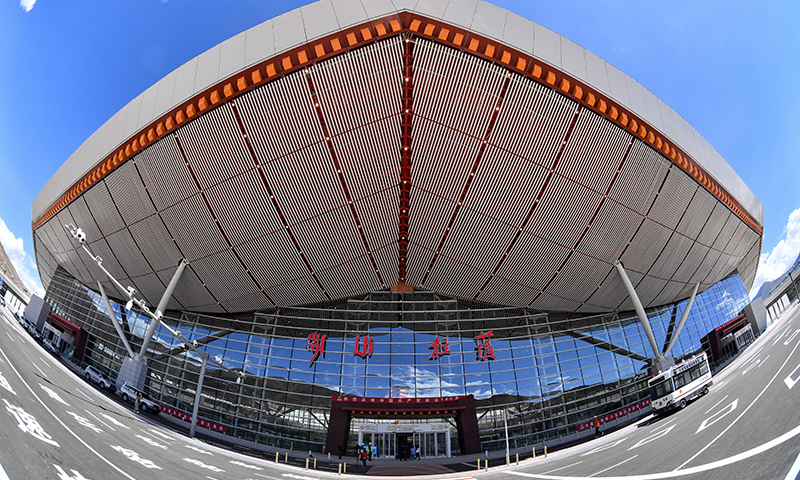 圖為6月30日拍攝的拉薩貢嘎國際機場T3航站樓入口。（新華社記者 晉美多吉 攝）