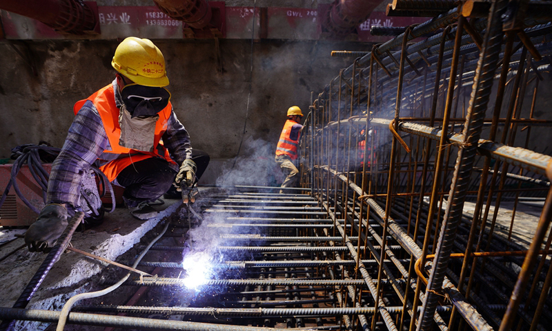 圖為7月2日，中鐵二十二局集團的工人在北京新建城際鐵路聯絡線位于北京大興區的工地施工。（新華社記者 邢廣利 攝）