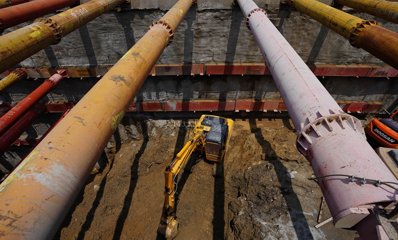 圖為7月2日，中鐵二十二局集團的工人在北京新建城際鐵路聯絡線位于北京大興區的工地施工。（新華社記者 邢廣利 攝）