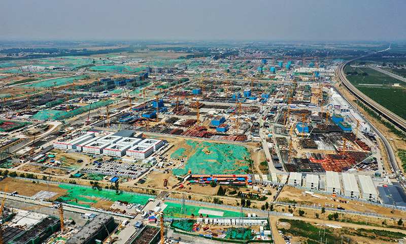 記者從河北雄安新區管委會了解到，作為雄安新區容城組團的重要組成部分，容西片區內的安置房、道路交通等項目有序推進。容西片區規劃面積7.8平方公里，總人口約10萬人，發展定位為以生活居住功能為主的宜居宜業綜合城區、生態智能創新城區。圖為7月3日拍攝的雄安新區容西片區建設現場。（新華社記者 牟宇 攝）