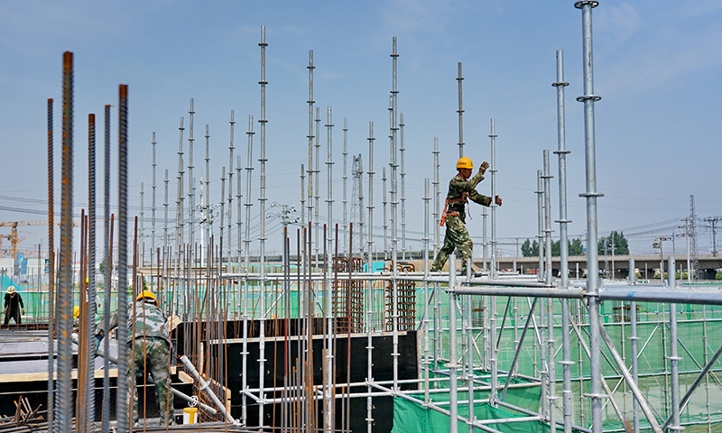 圖為7月3日，中鐵十二局的工人在雄安新區容西片區建設現場施工。（新華社記者 楊世堯 攝）