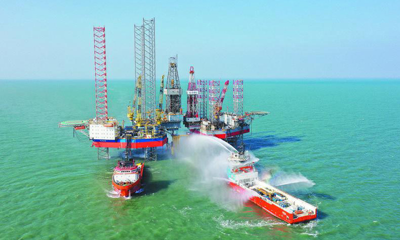 “新優快”聯合項目組針對技術瓶頸展開精準狙擊，現已突破13項優快鉆完井新技術，打破中國海油篩管分層防砂完井（5層）單項紀錄和中國海油3000~3500米生產井（定向井）最短鉆井周期紀錄。圖為“新優快”試點項目進行聯合消防演習，值班船模擬滅火救援的場景。