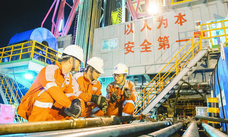 該項目組多措并舉，全面提升現場作業人員的安全意識，對現場人員資質進行嚴格審查，加強每日的現場安全巡檢，對安全生產節點進行重點把控，確保“新優快”試點項目的安全高效推進。圖為現場完井監督對入井工具進行檢查。