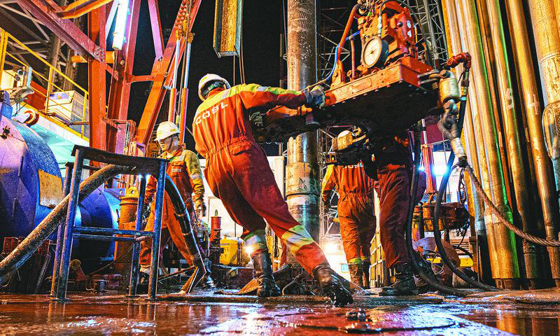 圖為現場作業人員正在進行下套管作業。