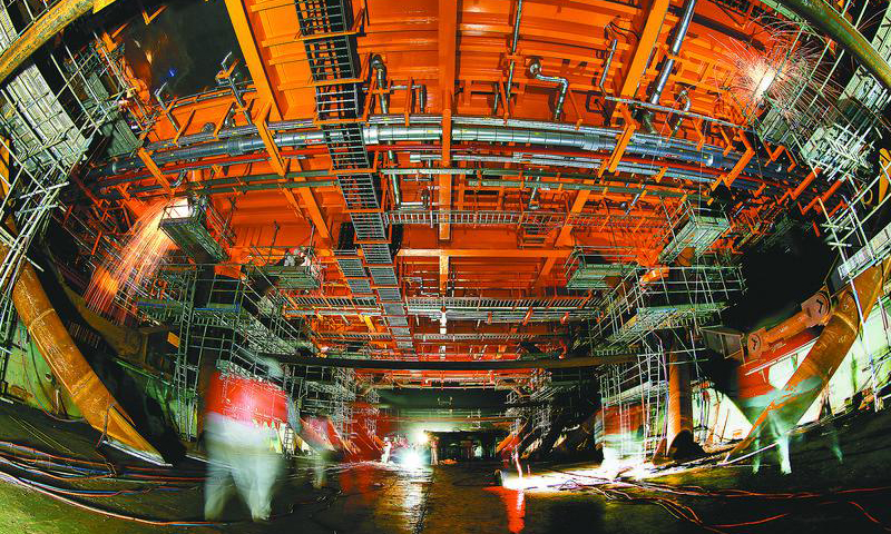 圖為夜間，“海洋石油228”船內燈火通明。