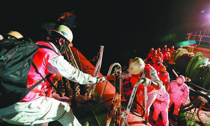 圖為旅大6-2項目組施工人員攀爬與海平面幾乎垂直的扶梯，登上“海洋石油228”船，做好浮拖安裝前的各項準備工作。