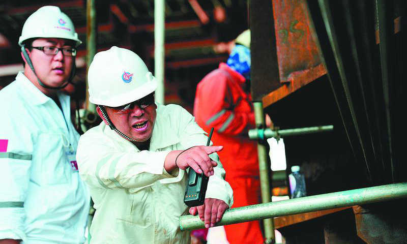 圖為現場人員緊盯施工進度。