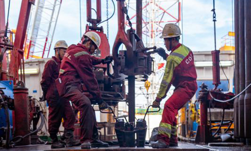 9月1日，“新優快”試點項目23口井鉆井作業全部結束。中國海油“新優快”聯合項目組經過半年多的努力，終于在今天收獲了勝利的果實。圖為“新優快”試點項目現場，鉆臺上作業人員正在進行下鉆作業。